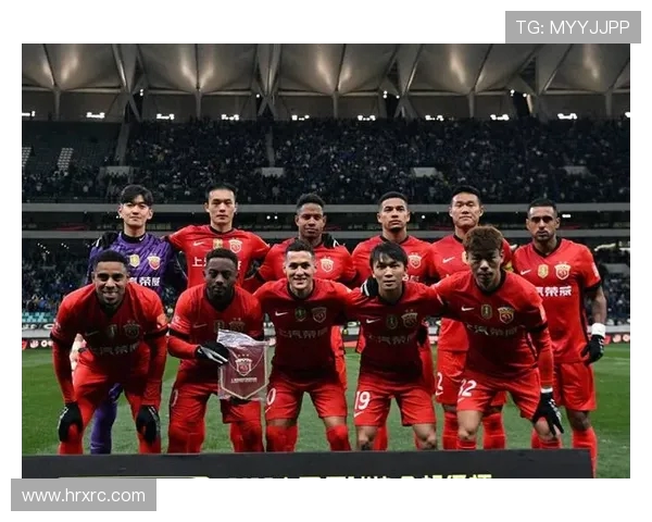 上海海港与上海申花激战正酣 双方为荣誉与胜利拼搏全力以赴 上海海港与上海申花激战正酣 双方为荣誉与胜利拼搏全力以赴