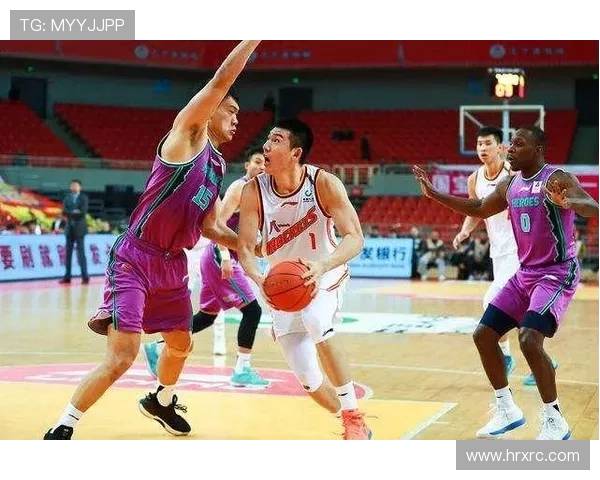 以篮球为纽带探讨团队合作精神与青春奋斗力量的深刻内涵